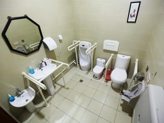 衛(wèi)生間扶手等設(shè)施應(yīng)該怎樣設(shè)置在無障礙衛(wèi)生間里呢？