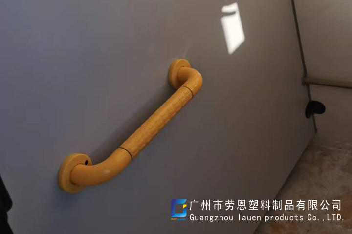 【佛山南?！可鐓^(qū)加裝無(wú)障礙扶手，給老人觸手可及的安全